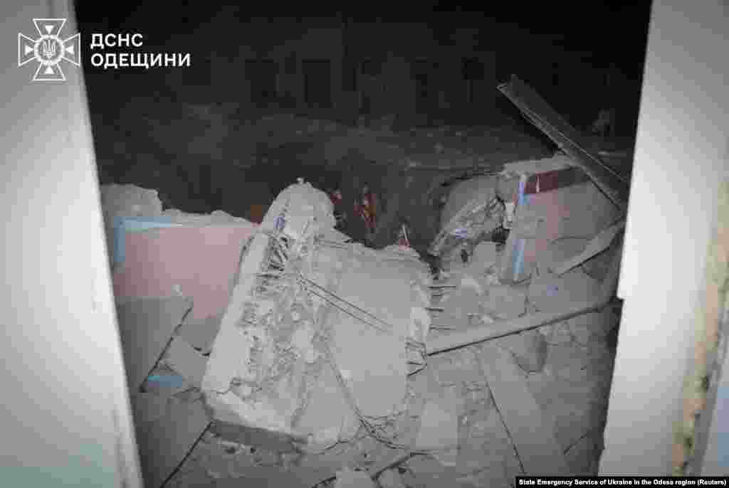 Вирва від ракети поруч із готелем, який було пошкоджено внаслідок російської атаки на Одесу