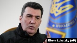 Олексій Данілов також прокоментував зведення російськими військами фортифікаційних споруд на пляжах Криму, заявивши, що вони не допоможуть