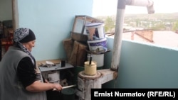 Жительница Оша Ирсолат Исмаилова прямо на балконе готовит еду для своих детей и внуков. С 14 апреля Узбекистан в одностороннем порядке прекратил подачу газа на юг страны. Ош, 26 апреля 2014