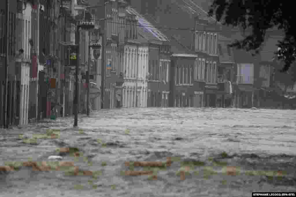 Поплава по обилните дождови во Енсивал, Вервие, Белгија. Белгискиот радиодифузер РТБФ објави најмалку 12 мртви. Обилните дождови предизвикаа огромна штета и поплавување во делови на Белгија.