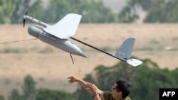 یک سرباز اسرائیلی در حال کار با یک پهپاد بدون سرنشین ارتش این کشور