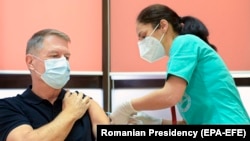 ЄС очікує отримати у квітні-червні 55 мільйонів доз однодозової вакцини, розробленої компанією Johnson & Johnson, та ще 300 мільйонів дводозових ін’єкцій від BioNTech-Pfizer, AstraZeneca та Moderna