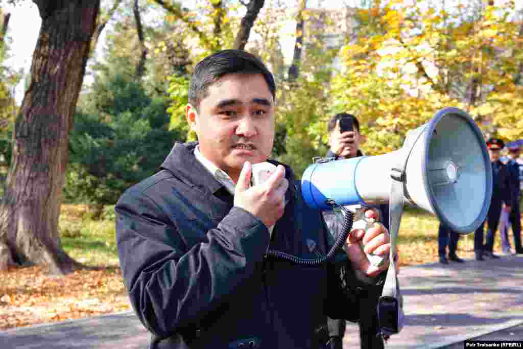 Сотрудник акимата Алматы Бекжан Сарсенбаев предупредил граждан о незаконности собрания. &ndash; Какой митинг? Нет здесь никакого митинга! Четыре старика сидят &ndash; и всё! &ndash; говорили пожилые люди на лавочке, перед которыми выступал чиновник.