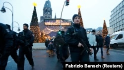 Поліція Берліна партрулює територію поблизу різдвяного ярмарку після нападу, 22 грудня 2016 року