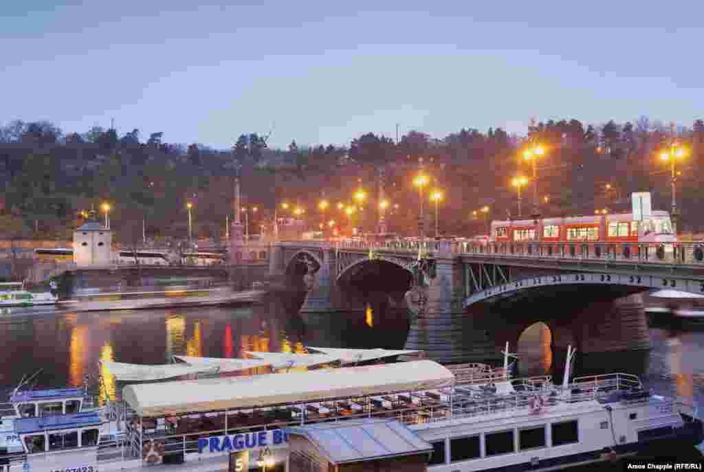 Так виглядав у 1960 році найбільший з коли-небудь побудованих пам&rsquo;ятників радянському керманичу Йосипу Сталіну, що височів над Прагою