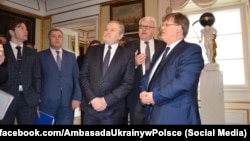 Пьотр Глінський (третій справа) та Павло Розенко (праворуч) під час зустрічі у Варшаві, 16 лютого 2018 року