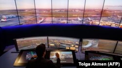 Više država Evropske unije od nedelje su počele da obustavljaju letove sa Velikom Britanijom zbog širenja novog soja korona virusa (Aerodrom Heathrow u Londonu)