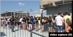 Tineri, la un concert la Mall Vitan, fără a respecta distanța socială.