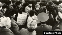 Демократическое движение Кыргызстана проводит акцию протеста. Январь 1991 года.