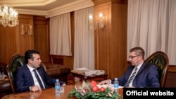 Kryeministri i Maqedonisë, Zoran Zaev(majtas) dhe lideri i VMRO DPMNE-së, Hristijan Mickoski(djathtas) 