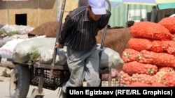 Работник на одном из продуктовых рынков Бишкека. Архивное фото.