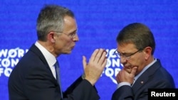 Генеральный секретарь НАТО Йенс Столтенберг (слева) и министр обороны США Эштон Картер 