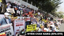 Demonstranti okupljeni ispred američke ambasade u Jangonu u Mjanmaru 