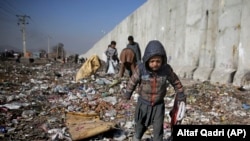 Disa fëmijë afganë të zhvendosur brenda Afganistanit duke kërkuar për materiale të plastikës. Fotografi nga arkivi.