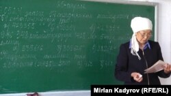 Учительница  в одной из школ Нарынской области. Иллюстративное фото. 