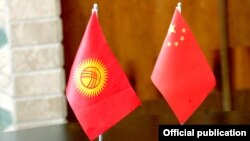 Кыргызстан менен Кытайдын байрактары. 