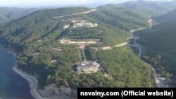 Légifelvétel a Putyin elnöknek tulajdonított exkluzív, tengerparti palotáról. Fotó: navalny.com