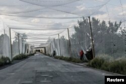 Протидронові сітки над дорогою поблизу прифронтового міста Костянтинівка, Донецька область, Україна, 24 серпня 2025 року