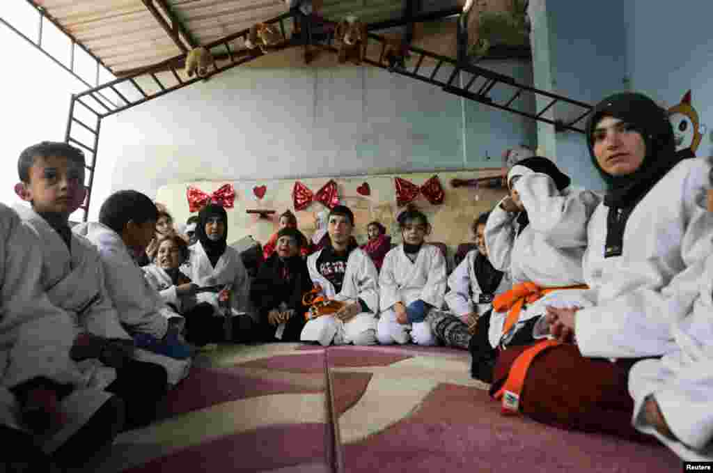 Harcművészeti foglalkozásra ültek össze a gyerekek ebben a szír iskolában.