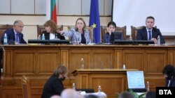 Председателката на парламента закри заседанието на парламента в сряда, за да обсъди бюджетната комисия финалното предложение за увеличението на пенсиите и бонусите за пенсионерите до Нова година