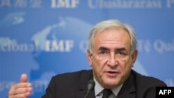 دومینیک اشتراوس کان، رییس صندوق بین المللی پول، اصلاحات اخير در این نهاد را «پله نخست» توصيف کرد و افزود: «شروع حرکت بهتر از درجا زدن است.»( عکس: AFP)