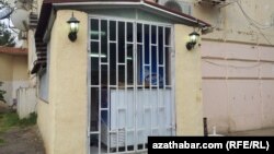Aşgabatda köp gatly jaýyň aşagynda ýerleşen hususy söwda dükanlarynyň biri. Arhiwden alnan surat