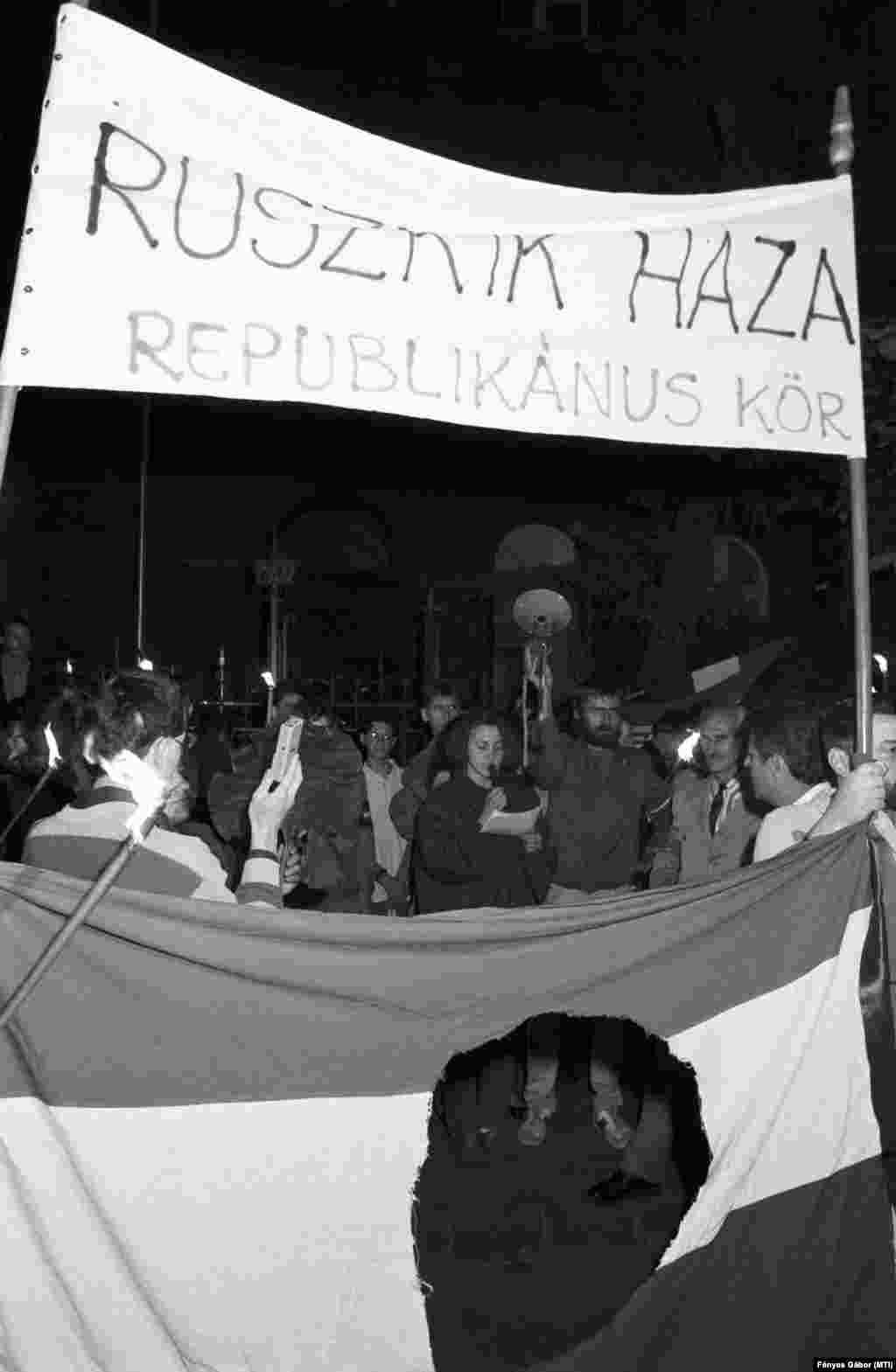 Budapest, 1989. június 15. Tüntetők a szovjet csapatok teljes és végleges kivonásáért Magyarországról a szovjet nagykövetség előtt. A demonstrációt a Fidesz radikális frakciója szervezte.