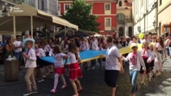 У Празі влаштували святковий Мегамарш вишиванок – відео