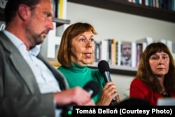 Ольга Дьолог (посередині) досліджує питання української еміграції у міжвоєнній Чехословаччині