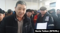 OCC сотқа бергендердің бірі, компания кәсіподағының төрағасы Әмин Елеусінов және компанияның өзге де жұмысшылары. Ақтау, 5 қаңтар 2017 жыл.