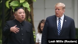 Лидерът на КНДР Ким Чен Ун и американският президент Доналд Тръмп по време на срещата им в Ханой.