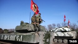 Орусиячыл жикчилдер аскерий машыгуу учурунда. Донецк облусу, 10 март 2015