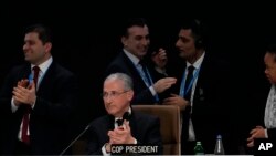 مختار بابایف، رئیس اجلاس کاپ ۲۹، پس از اعلام تصویب توافق ۳۰۰ میلیارد دلاری