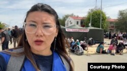 Ереуіл болып жатқан жерден хабар беріп тұрған "Ақ Жайық" басылымының журналисі