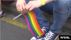 U Ugandi je krajem maja usvojen zakon koji kriminalizuje homoseksualnost i predviđa smrtnu kaznu za one koji su osuđeni za "tešku homoseksualnost". Zakon takođe propisuje do 20 godina zatvora za one koji se zalažu za prava LGBT osoba.