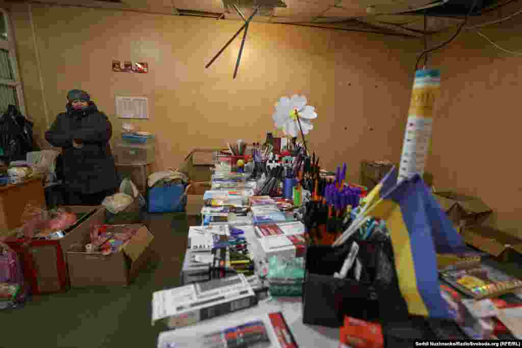 Заходимо ще в одну крамничку, яка працює. &laquo;Ще працюємо&raquo;, &ndash; каже продавчиня. Вона живе у Покровську. Її рідне село зараз &ndash; в сірій зоні, вона вже туди не може поїхати забрати речі. З дня на день вона поїде до доньки в Дніпропетровську область