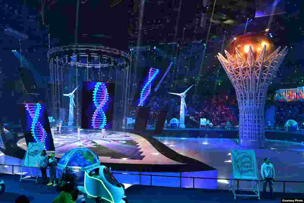 Фрагмент шоу об Астане и новых технологиях.