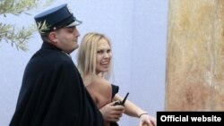 Акція Femen у Ватикані, 25 грудня 2014