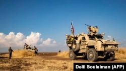 Američka borbena vozila i kurdski vojnici, Sirija