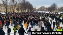 Наразі відомо про щонайменше 2 тисячі затриманих під час масових протестів у Росії