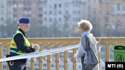 A lezárt Margitsziget bejáratánál 2020 tavaszán