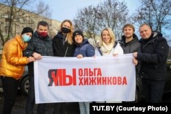 Мурдагы "Беларус сулуу айымы" Ольга (Волха) Хижинкова Лукашенкого каршы нааразылык чарасына катышкандыгы үчүн абакка жатып, кайра эркиндикке чыккан күн. Жодзина, Беларус. 2020-жылдын 20-декабры.