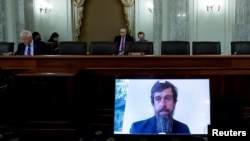 A Twitter vezérigazgatója, Jack Dorsey válaszol a szenátusi bizottság kérdéseire a washingtoni online meghallgatáson 2020. október 28-án.
