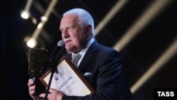 Вацлав Клаус – на цьому фото з Москви 19 листопада 2014 року, після початку агресії Росії проти України, він отримує премію за видатний внесок у розвиток міжнародних гуманітарних зв’язків із Росією