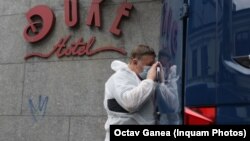 The man died after apparently falling from a higher floor of a hotel.