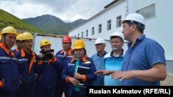 Представитель правительства в Джалал-Абадской области во время встречи с рабочими предприятия «Кичи-Чараат», 10 июля 2019 г.