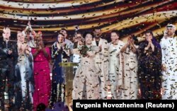 Вьетнамдык ырчы жеңүүчү экени жарыяланып, сыйланган учур.