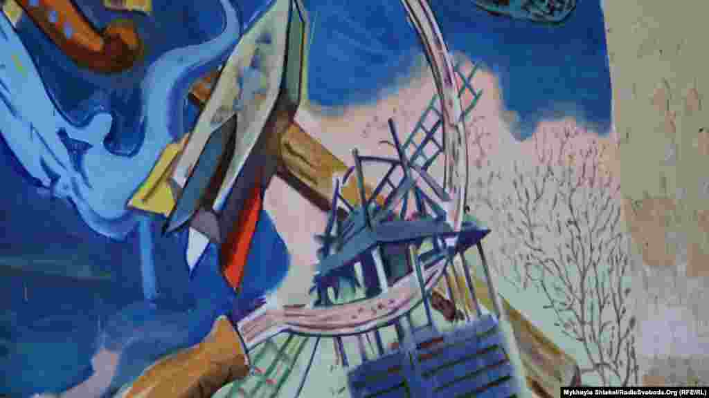 Роботи Савадова складаються з багатьох деталей, які, за словами кураторів виставки, дають кожному можливість &laquo;читати&raquo; картину на власний розсуд. Фрагмент роботи &laquo;Сновида&raquo;