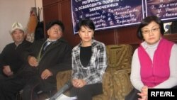 Маалымат жыйынында. Оңдо - депутат Р. Отунбаева, ортодо - Э.Турганбаева. Бишкек ш. 2010-жылдын 25-январы. 