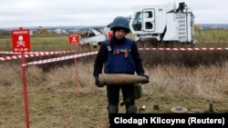 «Близько 15:30 у селі Довгалівка Ізюмського району, перебуваючи на власному подвір’ї, на невідомому вибуховому пристрої підірвався та отримав поранення 59-річний чоловік. Зараз медики надають йому усю необхідну допомогу»